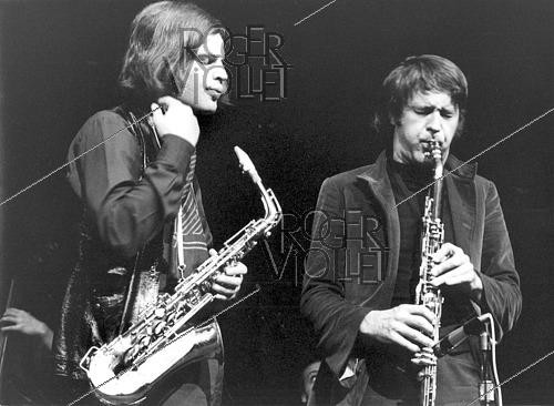 Roger-Viollet | 1464293 | Joachim Kühn (né en 1944), pianiste et saxophoniste de jazz allemand, et Michel Portal (1935-2026), compositeur et musicien français, lors d'un concert au Théâtre de la Ville. Paris (4ème arr.), mai 1969. | &copy; Christian Rose / Roger-Viollet