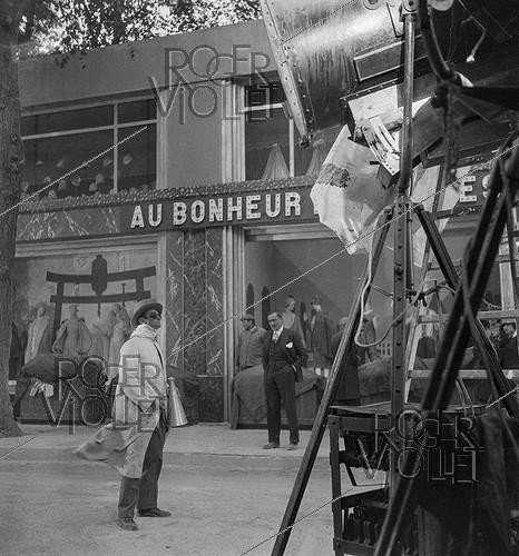 Roger-Viollet | 557648 | Julien Duvivier (1896-1967), French director, during the shooting of his film  Au Bonheur des Dames  after Emile Zola. France, 1930. | &copy; Gaston Paris / Roger-Viollet