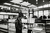 Roger-Viollet | 1538048 | La bibliothèque de l'université de Vincennes (Val-de-Marne), 1969. Photographie de Janine Niepce (1921-2007). | &copy; Janine Niepce / BHVP / Roger-Viollet