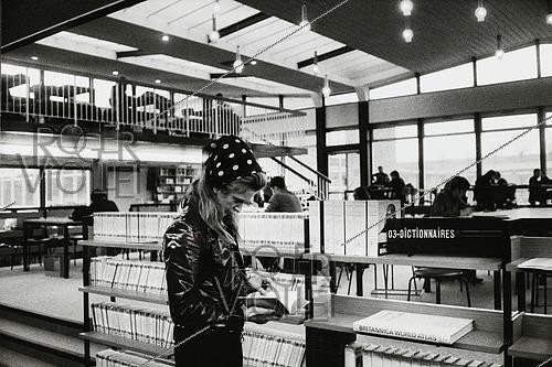 Roger-Viollet | 1538048 | La bibliothèque de l'université de Vincennes (Val-de-Marne), 1969. Photographie de Janine Niepce (1921-2007). | &copy; Janine Niepce / BHVP / Roger-Viollet