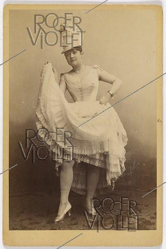 Roger-Viollet | 120964 |  La Goulue (Louise Weber dite) (1869-1929), danseuse de cancan . Photographie anonyme. Tirage sur papier albuminé. Paris, musée Carnavalet. | &copy; Musée Carnavalet / Roger-Viollet