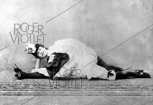 Roger-Viollet | 249952 |  La Sauterelle , French dancer of the Moulin-Rouge in Paris. | &copy; Roger-Viollet / Roger-Viollet