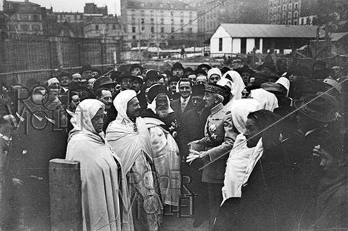 Roger-Viollet | 659310 | Laying of the cornerstone of the Paris Mosque. Marshal Lyautey, on the right, speaking to Ben Ghabrit, in 1922. | &copy; Albert Harlingue / Roger-Viollet