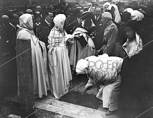 Roger-Viollet | 893258 | Laying of the cornerstone of the Paris Mosque. Ben Ghabrit and Marshal Lyautey, in 1922. | &copy; Albert Harlingue / Roger-Viollet