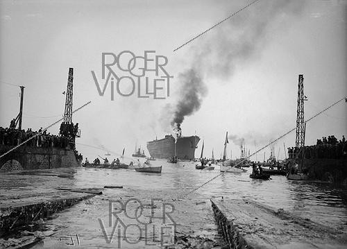 Roger-Viollet | 478332 | Le lancement du paquebot  Ile-de-France . Saint-Nazaire (Loire-Atlantique), 1926. | &copy; Maurice-Louis Branger / Roger-Viollet