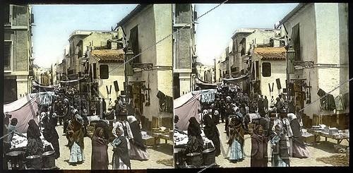 Roger-Viollet | 605400 | Le marché des antiquités à Séville (Espagne). Vue stéréoscopique coloriée manuellement à l’époque. | &copy; Léon & Lévy / Roger-Viollet