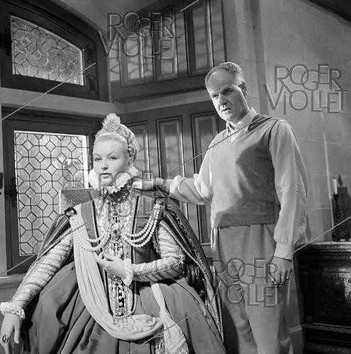 Roger-Viollet | 826910 | Le réalisateur français, Jean Delannoy et Marina Vlady, pendant le tournage du film,  La Princesse de Clèves . 1960. | &copy; Alain Adler / Roger-Viollet