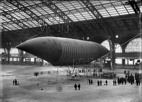 Roger-Viollet | 616188 | Lebaudy airship (1902). | &copy; Léopold Mercier / Roger-Viollet