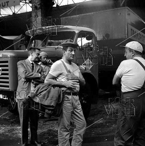 Roger-Viollet | 614928 | Lino Ventura and Bernard Blier during the shooting of  Cent Mille Dollars au soleil , film by Henri Verneuil. 1963. | &copy; Alain Adler / Roger-Viollet