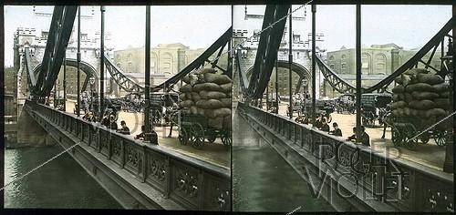 Roger-Viollet | 1011334 | London (England). The suspension bridge. | &copy; Léon & Lévy / Roger-Viollet