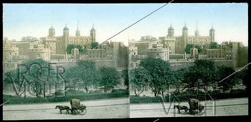 Roger-Viollet | 357713 | Londres (Angleterre). La Tour de Londres. Vue stéréoscopique coloriée manuellement à l’époque. | &copy; Léon & Lévy / Roger-Viollet