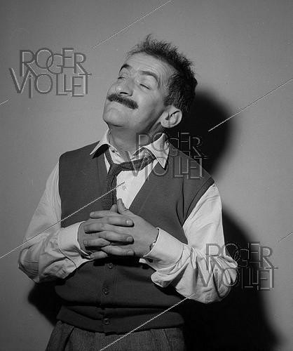 Roger-Viollet | 297510 | Louis de Funès (1914-1983), French actor. Paris, on October 12, 1954. Photograph by Roger Berson. | &copy; Roger Berson / Roger-Viollet