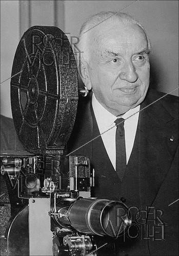 Roger-Viollet | 917513 | Louis Lumière (1864-1948), photographed next to a projector, October 1943. | &copy; LAPI / Roger-Viollet
