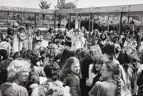 Roger-Viollet | 1537071 | M.L.F.. Rencontres internationales des femmes à l'université de Vincennes. 1977. Photographie de Janine Niepce (1921-2007). | &copy; Janine Niepce / BHVP / Roger-Viollet
