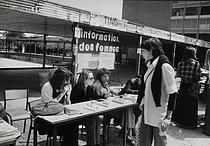 Roger-Viollet | 1537072 | M.L.F.. Rencontres internationales des femmes à l'université de Vincennes. 1977. Photographie de Janine Niepce (1921-2007). | &copy; Janine Niepce / BHVP / Roger-Viollet