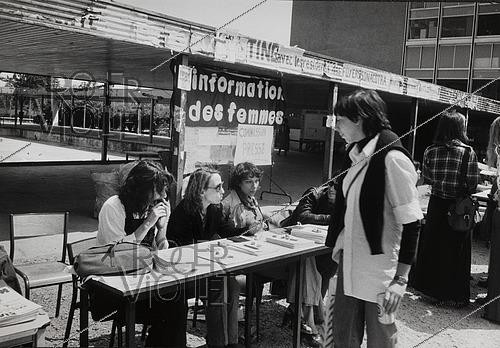 Roger-Viollet | 1537072 | M.L.F.. Rencontres internationales des femmes à l'université de Vincennes. 1977. Photographie de Janine Niepce (1921-2007). | &copy; Janine Niepce / BHVP / Roger-Viollet