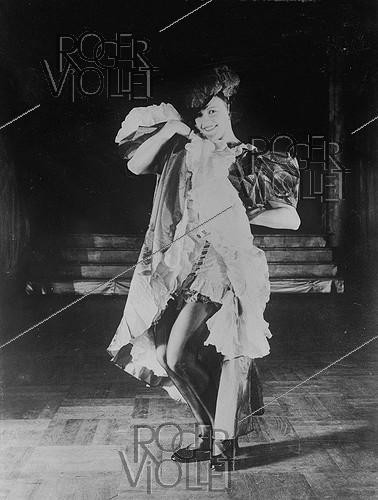 Roger-Viollet | 233192 | Mademoiselle Renelly, French cancan dancer. Paris, bal music-hall Tabarin, 1937. | &copy; Roger-Viollet / Roger-Viollet