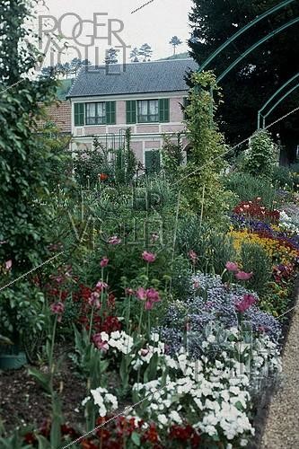 Roger-Viollet | 292860 | Maison et jardin de Claude Monet (1840-1926), à Giverny (Eure). | &copy; Alain Bonhoure / Roger-Viollet