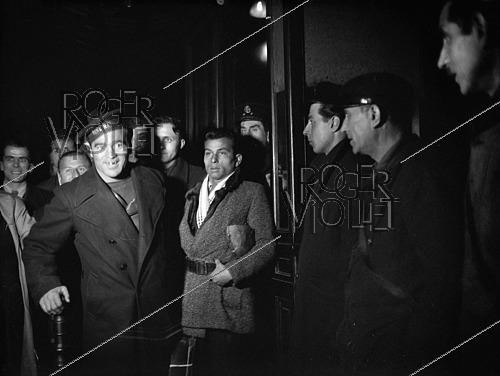 Roger-Viollet | 1421873 | Marcel Cerdan (1916-1949), French boxer, arriving at the Gare de Lyon. Paris, on February 8, 1945. Photograph from the collections of the French newspaper  France Soir . Bibliothèque historique de la Ville de Paris. | &copy; Fonds France-Soir / BHVP / Roger-Viollet