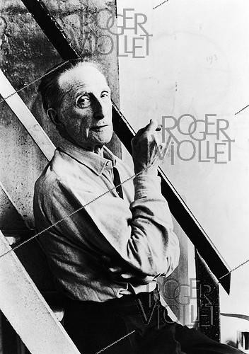 Roger-Viollet | 1080736 | Marcel Duchamp (1887-1968), peintre et sculpteur français. 1964. | &copy; Jean-Régis Roustan / Roger-Viollet