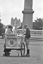 Roger-Viollet | 1423731 | Marchand de glaces aux Tuileries, Paris vide, 15 août 1967. Photographie de René Chomont (né en 1914). Fonds France Soir. Bibliothèque historique de la Ville de Paris. | &copy; René Chomont / Fonds France-Soir / BHVP / Roger-Viollet