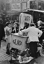 Roger-Viollet | 599000 | PARIS - MARCHAND DE GLACES | &copy; Roger-Viollet / Roger-Viollet