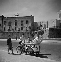 Roger-Viollet | 804040 | BARI - MARCHAND DE GLACES | &copy; Hélène Roger-Viollet & Jean Fischer / Roger-Viollet