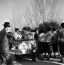 Roger-Viollet | 1018135 | Marchand de glaces. Lisbonne (Portugal), mars 1957. | &copy; Hélène Roger-Viollet / Roger-Viollet