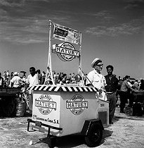 Roger-Viollet | 591007 | Marchand de glaces parmi la foule qui attend l'arrivée de Fidel Castro (1926-2016), homme d'Etat et révolutionnaire cubain. La Havane (Cuba), 24 février 1959. | &copy; Hélène Roger-Viollet & Jean Fischer / Roger-Viollet