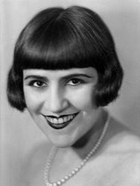Roger-Viollet | 644088 | Marie Dubas (1894-1972), chanteuse française. France, vers 1930. | &copy; Henri Martinie / Roger-Viollet