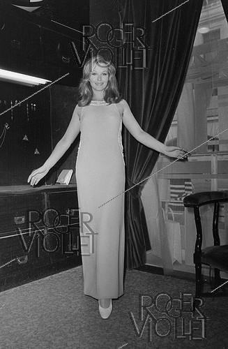 Roger-Viollet | 1323885 | Marina Vlady (1938-2026), actrice française chez Pierre Balmain (1914-1982), couturier français. Paris, octobre 1965. Fonds France-Soir. Bibliothèque historique de la Ville de Paris. | &copy; Fonds France-Soir / BHVP / Roger-Viollet