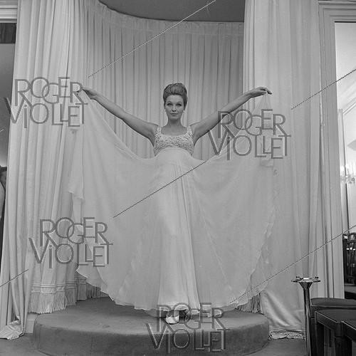Roger-Viollet | 1323887 | Marina Vlady (1938-2026), actrice française, chez Pierre Balmain (1914-1982), couturier français. Paris, octobre 1965. Fonds France-Soir. Bibliothèque historique de la Ville de Paris. | &copy; Fonds France-Soir / BHVP / Roger-Viollet