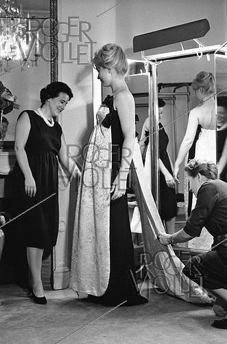 Roger-Viollet | 1020677 | Marina Vlady (1938-2026), actrice française, dans les ateliers de la maison Balenciaga. Paris, 1959. | &copy; Bernard Lipnitzki / Roger-Viollet