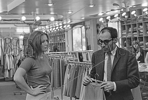 Roger-Viollet | 1409465 | Marina Vlady (1938-2026) actrice française et Jean-Luc Godard (1930-2022), réalisateur franco-suisse sur le tournage de son film  Deux ou trois choses que je sais d'elle . Paris, 1966. Fonds France-Soir. Bibliothèque historique de la Ville de Paris. | &copy; Fonds France-Soir / BHVP / Roger-Viollet
