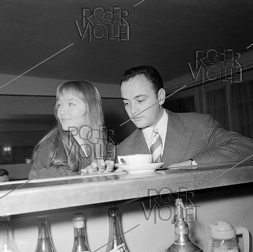 Roger-Viollet | 1010296 | Marina Vlady (1938-2026) and Raymond Pellegrin (1925-2007), French actors, during the shooting of  Le Crâneur , film by Dimitri Kirsanoff, on December 30, 1954. | &copy; Alain Adler / Roger-Viollet