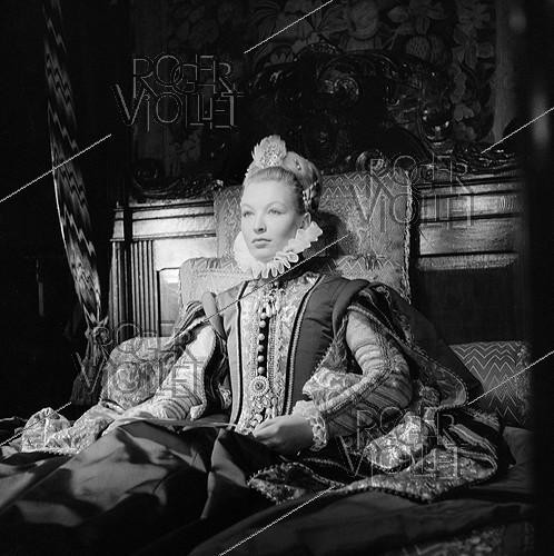 Roger-Viollet | 455684 | Marina Vlady (1938-2026), French actress, during the shooting of  La Princesse de Clèves , film by Jean Delannoy. France-Italy, on November 18, 1960. | &copy; Alain Adler / Roger-Viollet