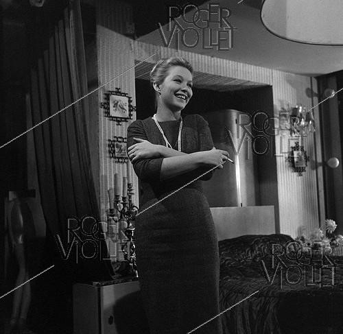 Roger-Viollet | 957255 | Marina Vlady (1938-2026), French actress, during the shooting of  Les Sept Péchés Capitaux , film by Roger Vadim. France, on October 27, 1961. | &copy; Alain Adler / Roger-Viollet