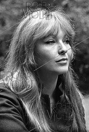 Roger-Viollet | 1415224 | Marina Vlady (1938-2026), French actress, singer and writer, on August 25, 1967. Photograph by Robert Girardin, from the collections of the French newspaper  France Soir . Bibliothèque historique de la Ville de Paris. | &copy; Robert Girardin / Fonds France-Soir / BHVP / Roger-Viollet