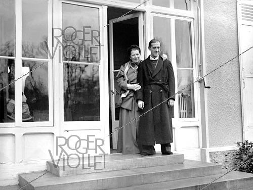Roger-Viollet | 1421870 | Maurice Utrillo (1883-1955), French painter, with his wife Lucie Valore (1878-1965), French artist. France, February 8, 1945. France Soir collection. Bibliothèque historique de la Ville de Paris. | &copy; Fonds France-Soir / BHVP / Roger-Viollet