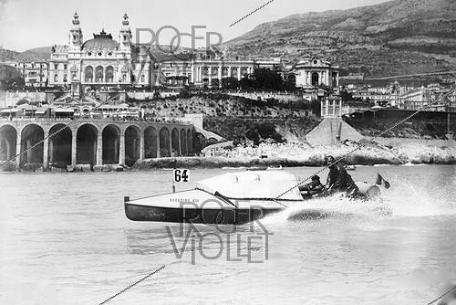 Roger-Viollet | 849670 | Meeting nautique de Monaco. Le canot  Grégoire VIII . 1910. | &copy; Maurice-Louis Branger / Roger-Viollet
