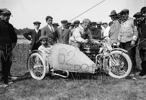 Roger-Viollet | 623428 | Meuriot on a René Gillet sidecar, for the Grand Prix du Motocycle-Club de France. Fontainebleau (France), on June 28, 1914. | &copy; Maurice-Louis Branger / Roger-Viollet