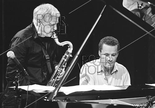 Roger-Viollet | 1472923 | Michel Portal (1935-2026), compositeur et musicien français, et Jacky Terrasson (né en 1965), pianiste de jazz franco-américain, lors d'un concert au Théâtre des Bouffes du Nord. Paris (10ème arr.), 2007. | &copy; Christian Rose / Roger-Viollet