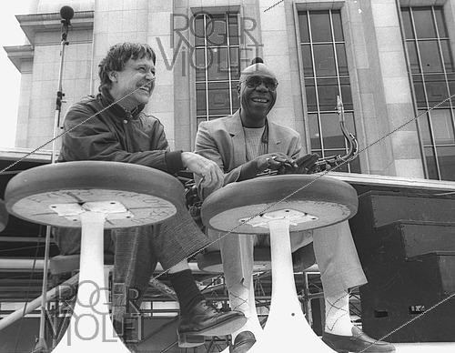 Roger-Viollet | 1470707 | Michel Portal, Manu Dibango. 30/05/1985 | &copy; Christian Rose / Roger-Viollet