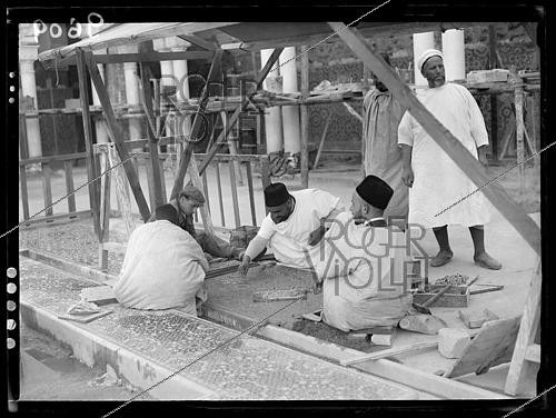 Roger-Viollet | 1429624 | Mosaïstes pendant la construction de la mosquée de Paris (5e arr.). 29 septembre 1924. Photographie du journal  Excelsior . | &copy; Excelsior - L'Equipe / Roger-Viollet