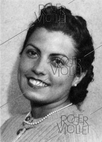 Roger-Viollet | 1421809 | Mrs Hautecoeur, April 1945. Photograph from the collections of the French newspaper  France-Soir . Bibliothèque historique de la Ville de Paris. | &copy; Fonds France-Soir / BHVP / Roger-Viollet
