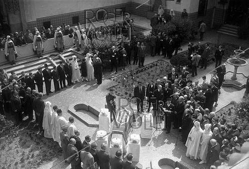 Roger-Viollet | 947858 | Obsèques de Si Kaddour Ben Ghabrit à la mosquée de Paris (5ème arr.). 26 juin 1954. | &copy; Roger-Viollet / Roger-Viollet