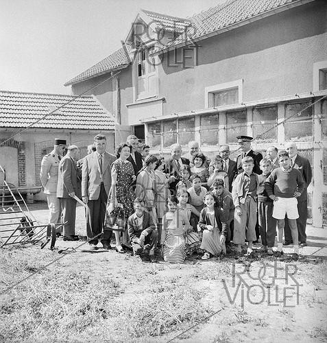 Roger-Viollet | 485951 | Oranese children of Harkis on holiday, with, in the centre, the Minister for Veterans' Affairs, Jean Dulin. Rambouillet (France), August 1st, 1957. | &copy; LAPI / Roger-Viollet