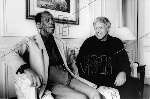 Roger-Viollet | 1475687 | Ornette Coleman, Michel POrtal poses. 10/01/2001 | &copy; Christian Rose / Roger-Viollet