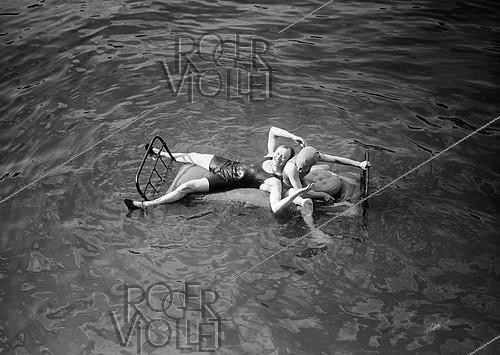 Roger-Viollet | 981366 | Pantomime nautique : expérience de matelas flottant sur la Seine. Paris, juillet 1914. | &copy; Maurice-Louis Branger / Roger-Viollet