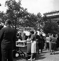 Roger-Viollet | 618179 | PARIS - MARCHANDE DE GLACE | &copy; Hélène Roger-Viollet & Jean Fischer / Roger-Viollet